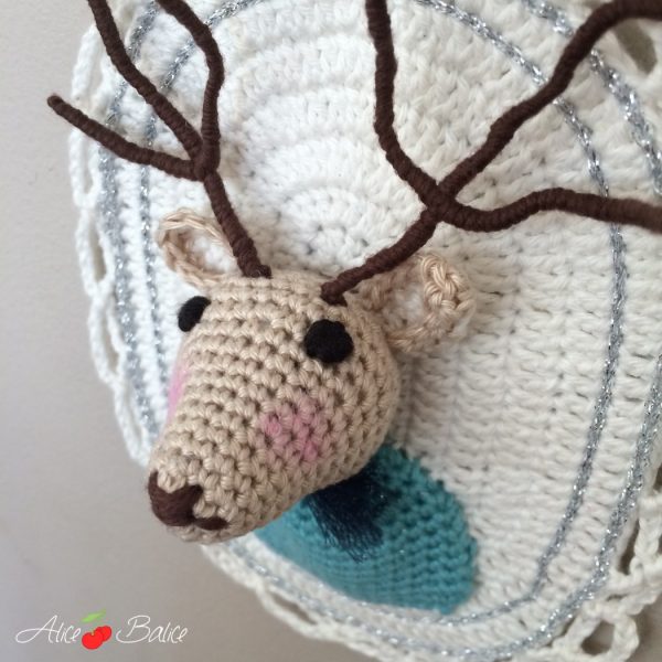 alice balice | crochet | amigurumi | cerf | trophée de chasse | tournicote à cloche pieds | portrait olaf