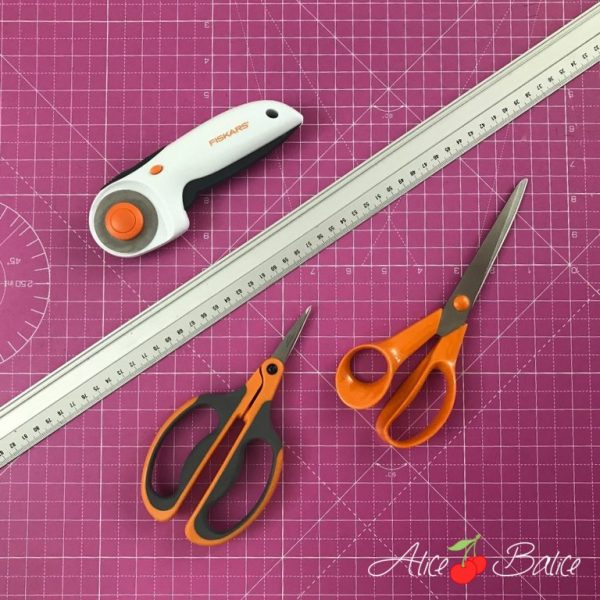 alice balice | outils de coupe de couturière | recommandation produit | avis ciseaux cutter Fiskars | règle fer | tapis de coupe Amazon